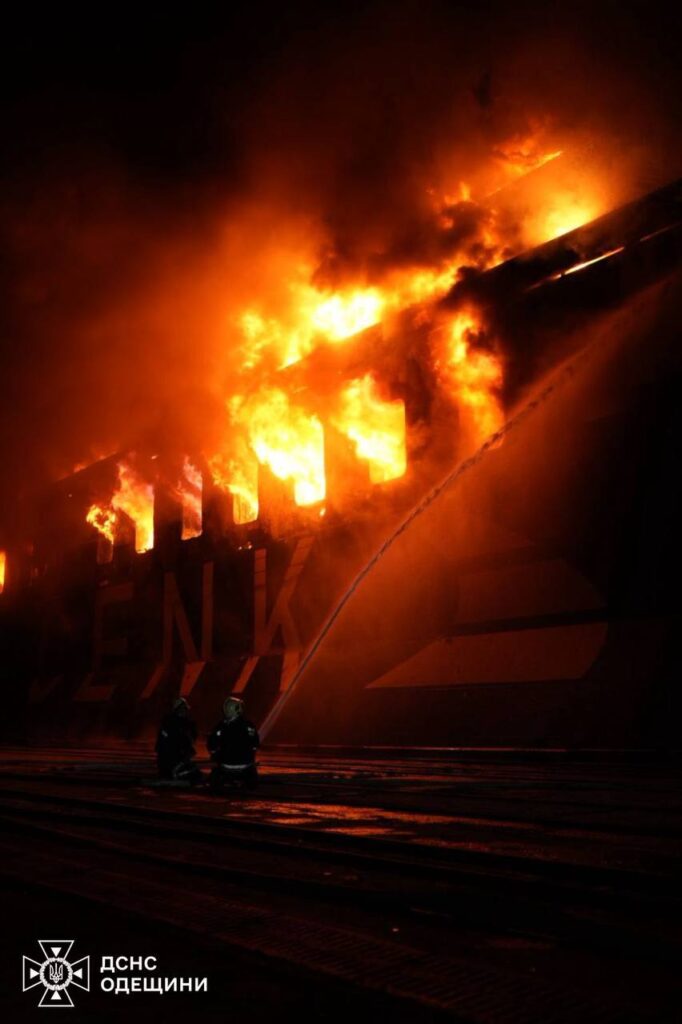 рф атакувала цивільне судно у порту Чорноморська