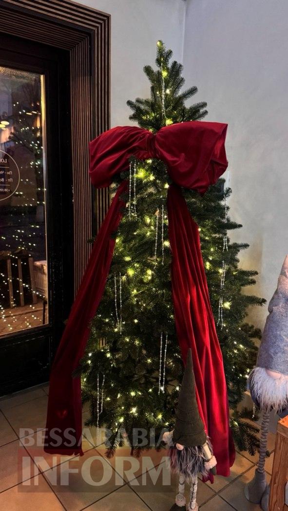 Попри важкі часи, Кілія по-особливому вдяглася у новорічне вбрання: фоторепортаж