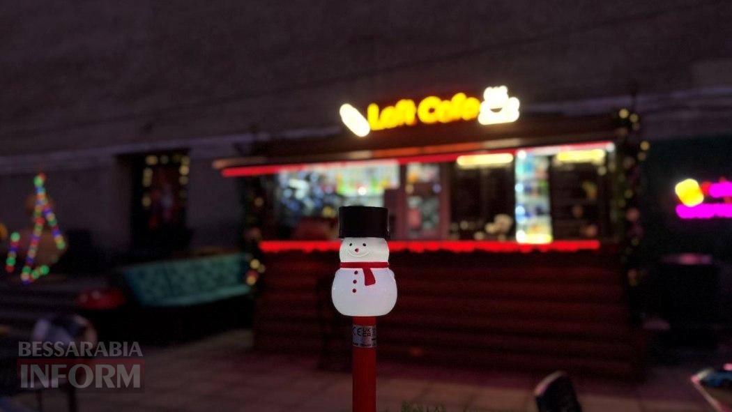 Попри важкі часи, Кілія по-особливому вдяглася у новорічне вбрання: фоторепортаж