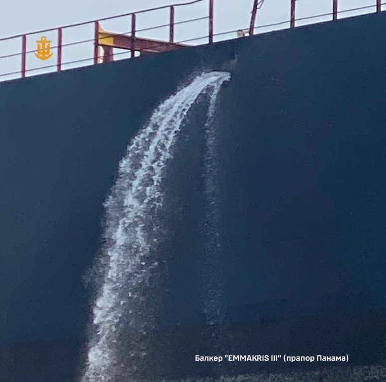 росіяни поцілили у два судна, що перебували у портах Одещини: є поранені