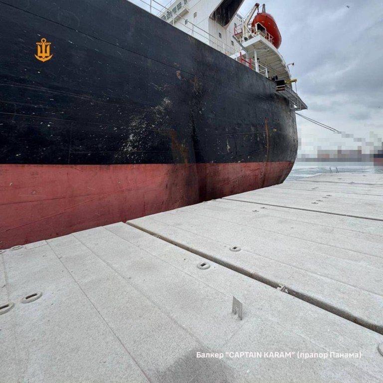 росіяни поцілили у два судна, що перебували у портах Одещини: є поранені