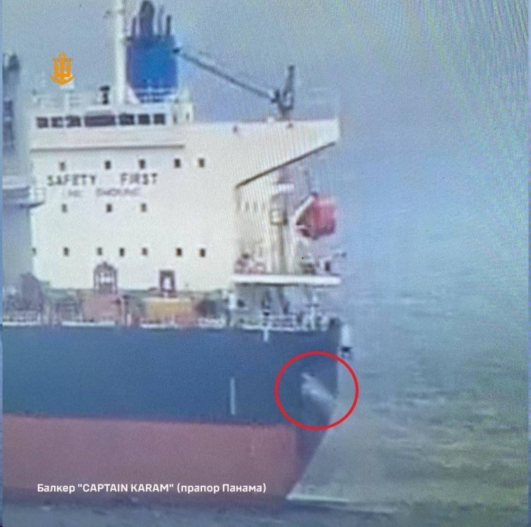 росіяни поцілили у два судна, що перебували у портах Одещини: є поранені