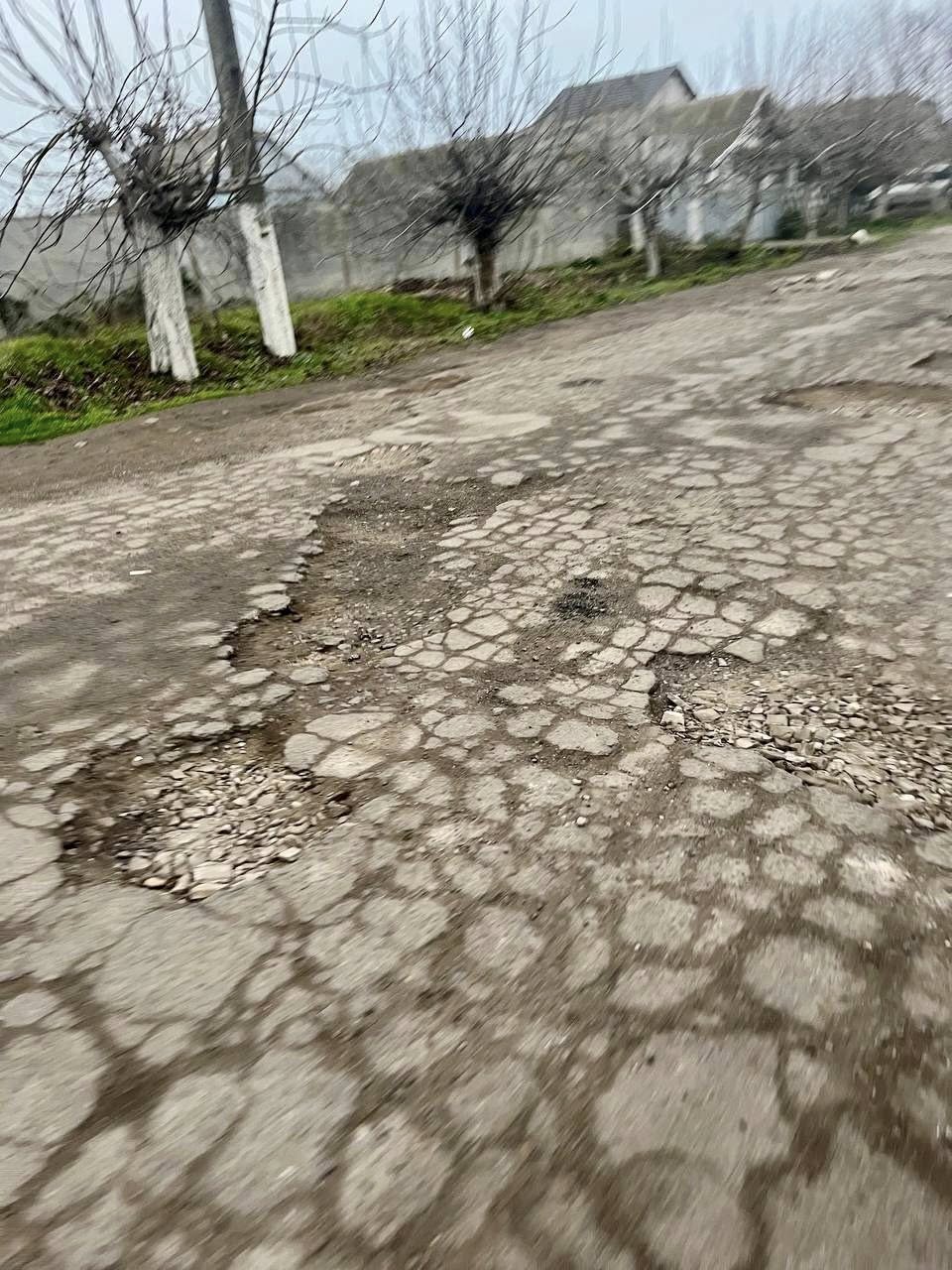 У селі Ізмаїльського району активісти закликають самотужки відремонтувати  стратегічну дорогу