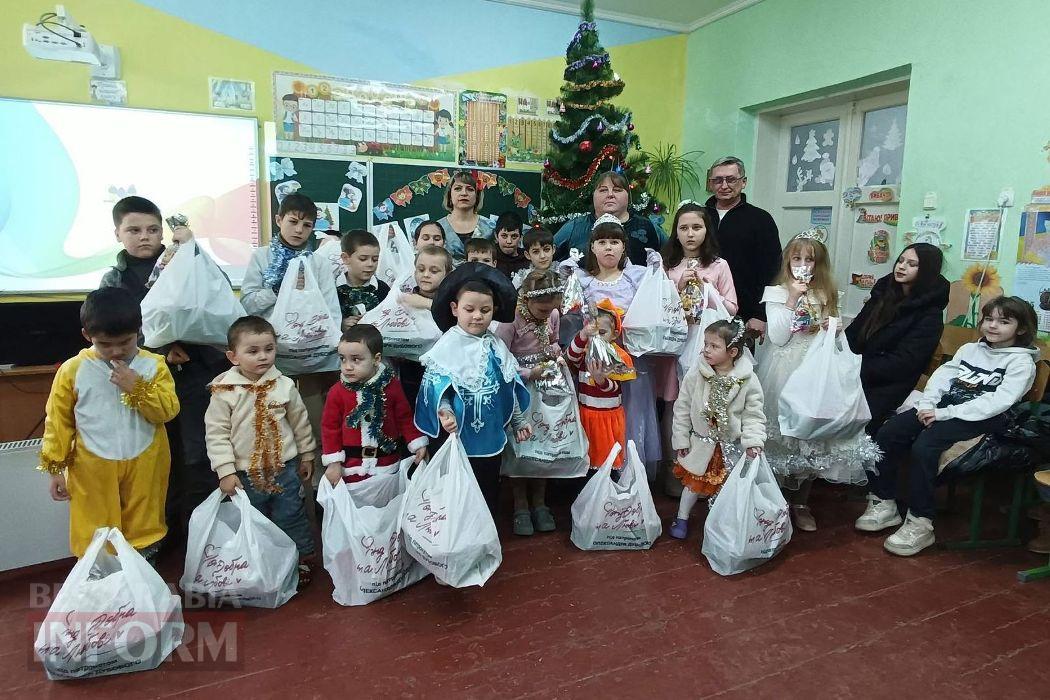 Тисячі дітей Кілійської громади отримали різдвяні подарунки від Олександра Дубового - триває традиційна акція "Фонда Добра та Любові"