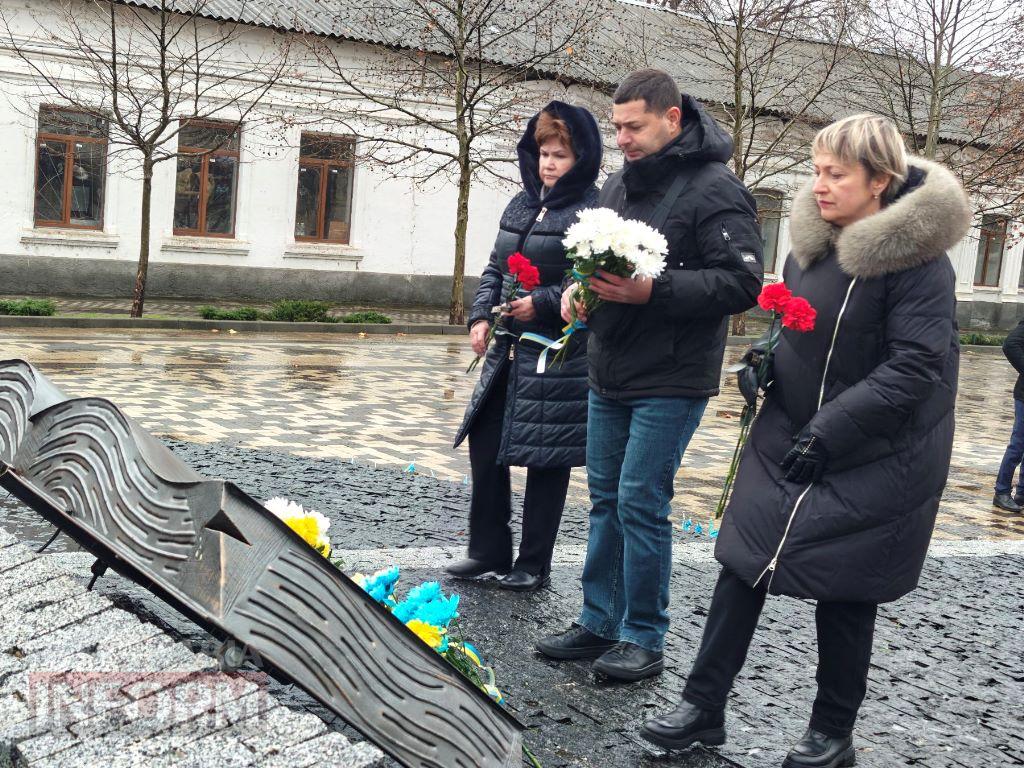 Сльози пам’яті та гордість громади: у Болграді відкрили стенд зі світлинами полеглих воїнів