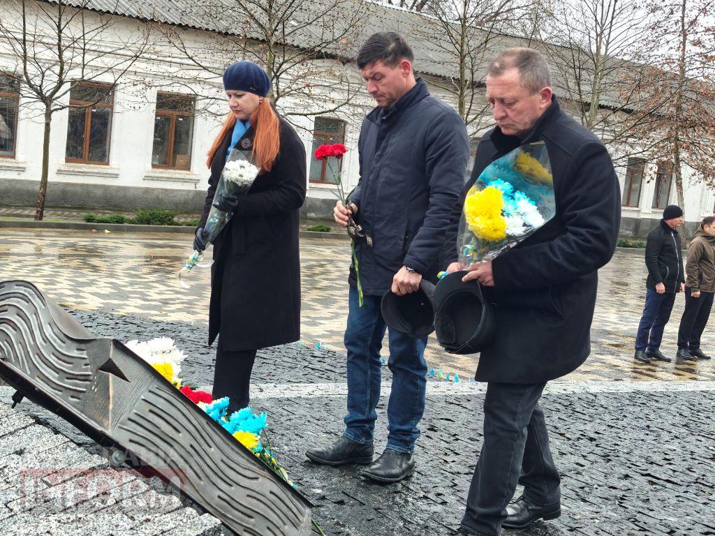 Сльози пам’яті та гордість громади: у Болграді відкрили стенд зі світлинами полеглих воїнів