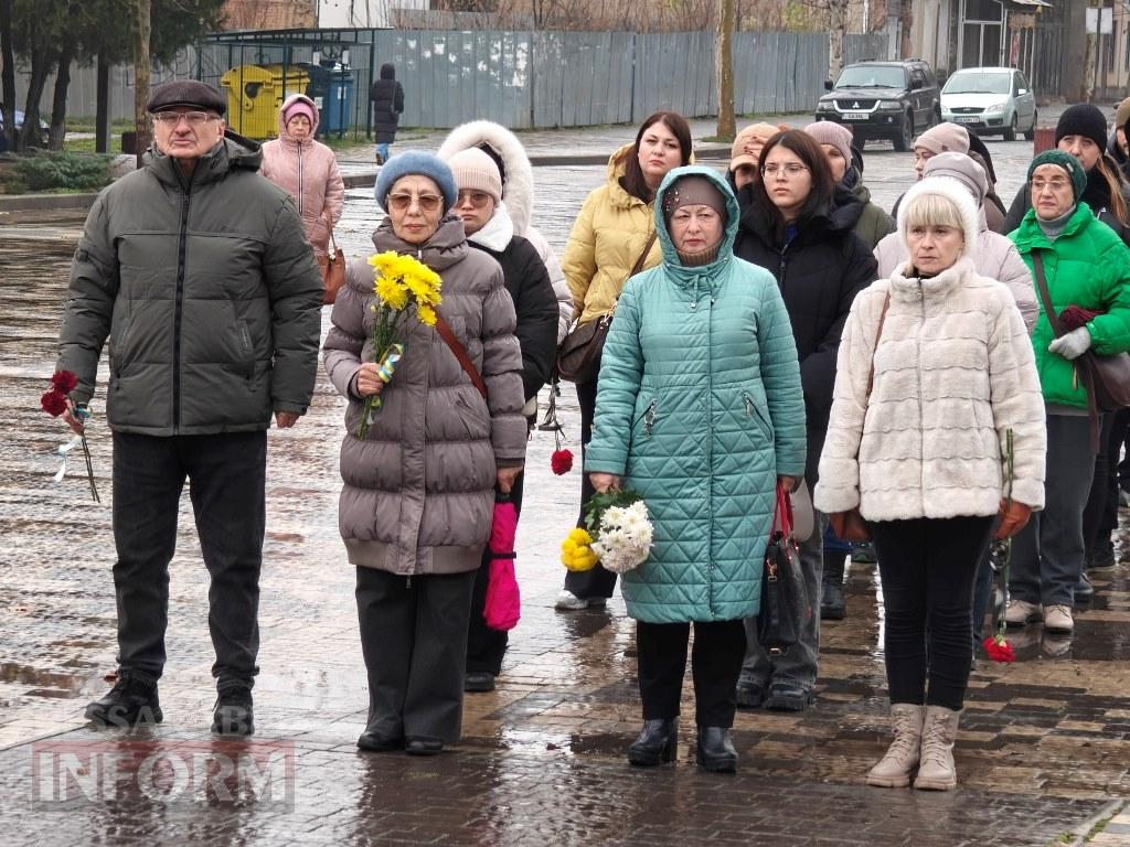 Сльози пам’яті та гордість громади: у Болграді відкрили стенд зі світлинами полеглих воїнів