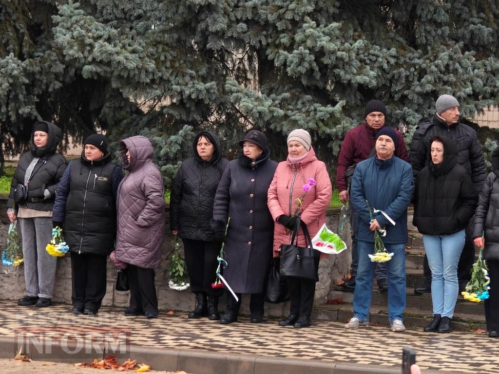 Сльози пам’яті та гордість громади: у Болграді відкрили стенд зі світлинами полеглих воїнів