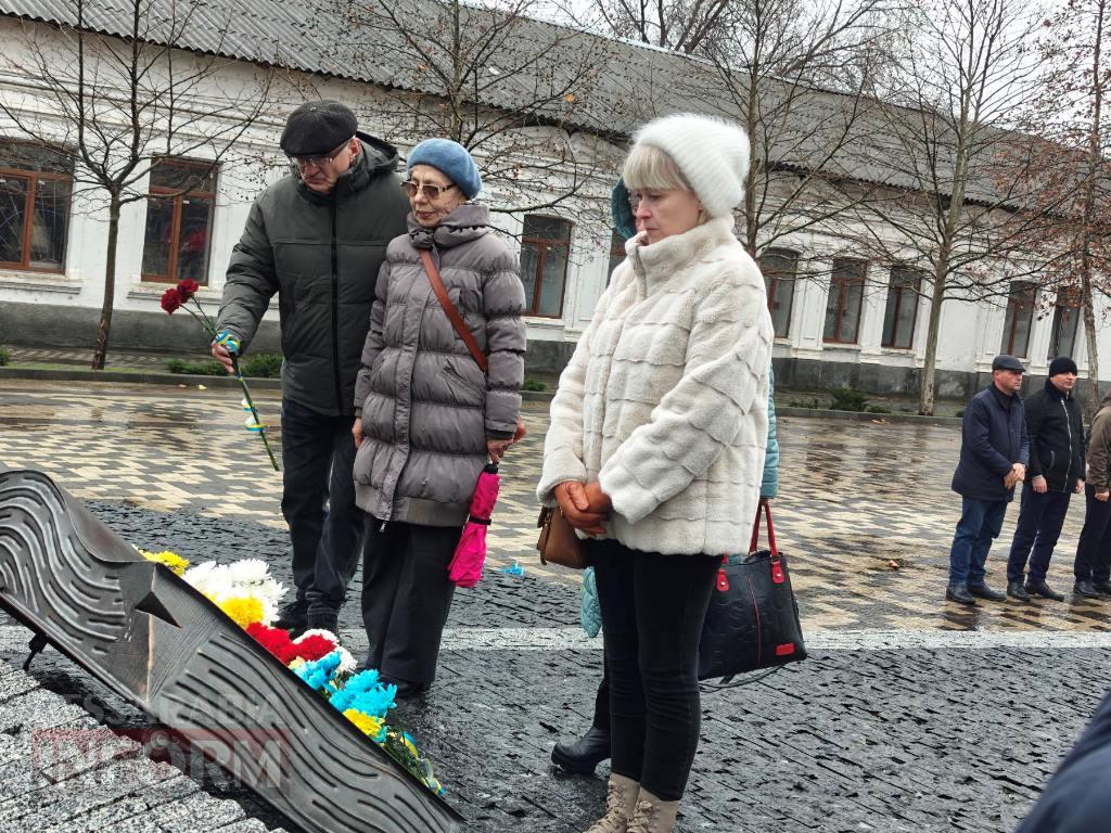 Сльози пам’яті та гордість громади: у Болграді відкрили стенд зі світлинами полеглих воїнів