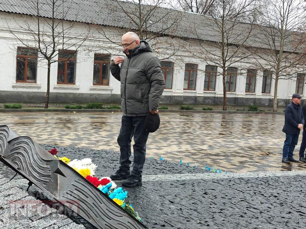 Сльози пам’яті та гордість громади: у Болграді відкрили стенд зі світлинами полеглих воїнів