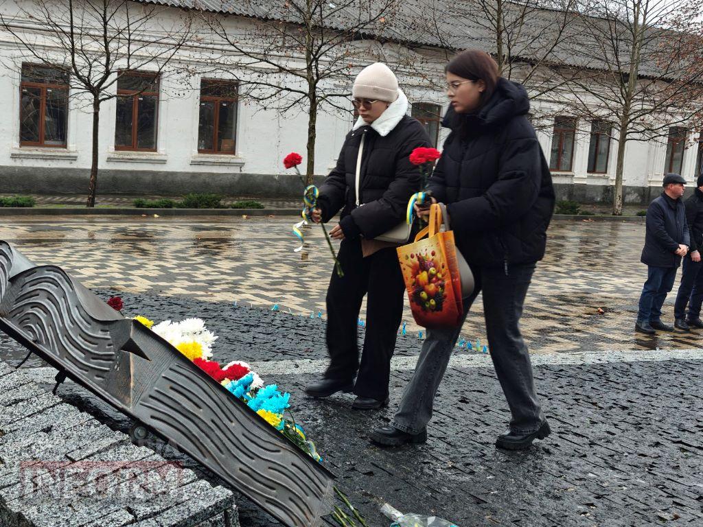 Сльози пам’яті та гордість громади: у Болграді відкрили стенд зі світлинами полеглих воїнів
