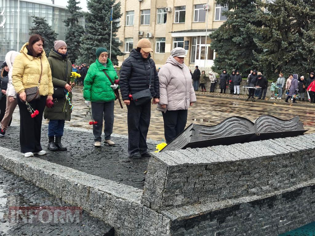 Сльози пам’яті та гордість громади: у Болграді відкрили стенд зі світлинами полеглих воїнів