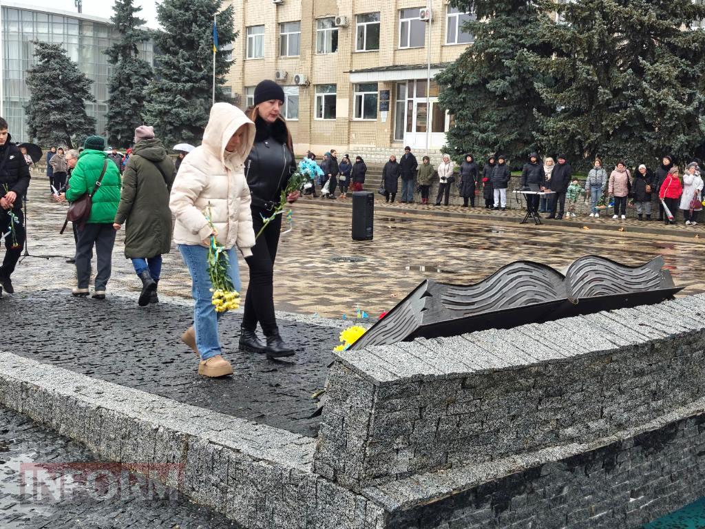 Сльози пам’яті та гордість громади: у Болграді відкрили стенд зі світлинами полеглих воїнів