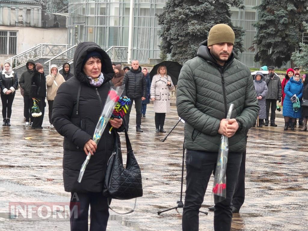 Сльози пам’яті та гордість громади: у Болграді відкрили стенд зі світлинами полеглих воїнів