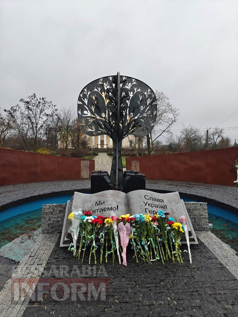 Сльози пам’яті та гордість громади: у Болграді відкрили стенд зі світлинами полеглих воїнів