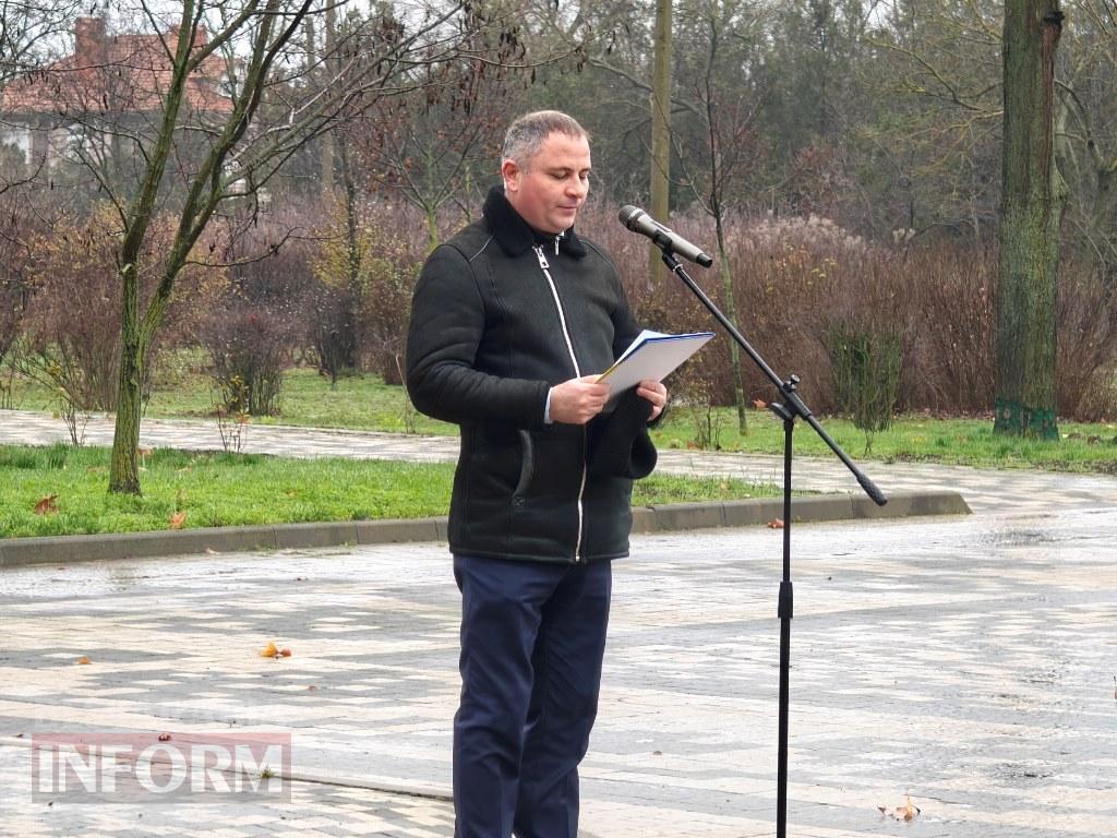 Сльози пам’яті та гордість громади: у Болграді відкрили стенд зі світлинами полеглих воїнів