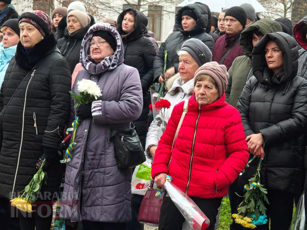 Сльози пам’яті та гордість громади: у Болграді відкрили стенд зі світлинами полеглих воїнів