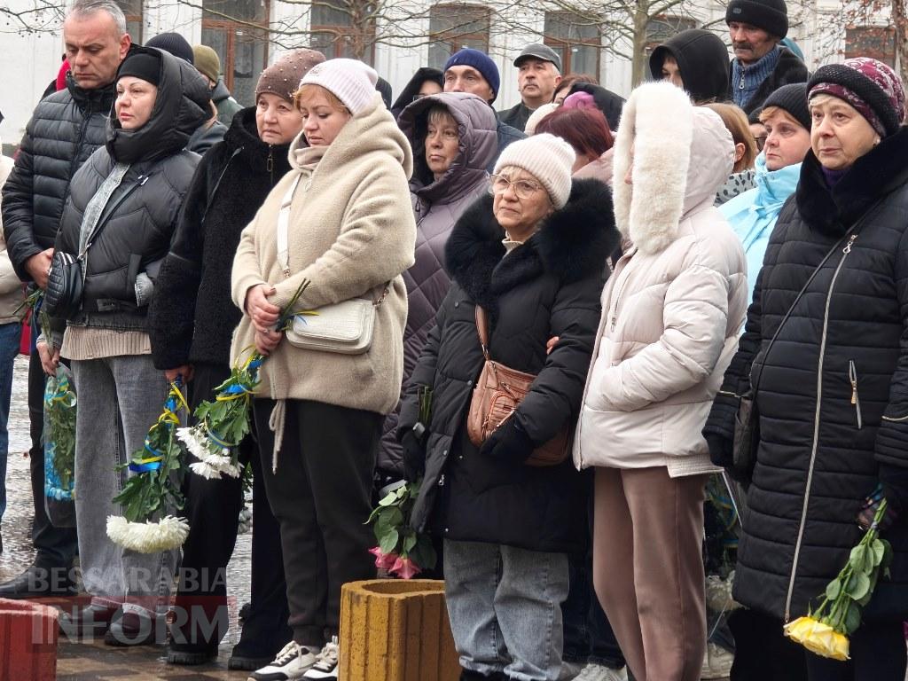 Сльози пам’яті та гордість громади: у Болграді відкрили стенд зі світлинами полеглих воїнів