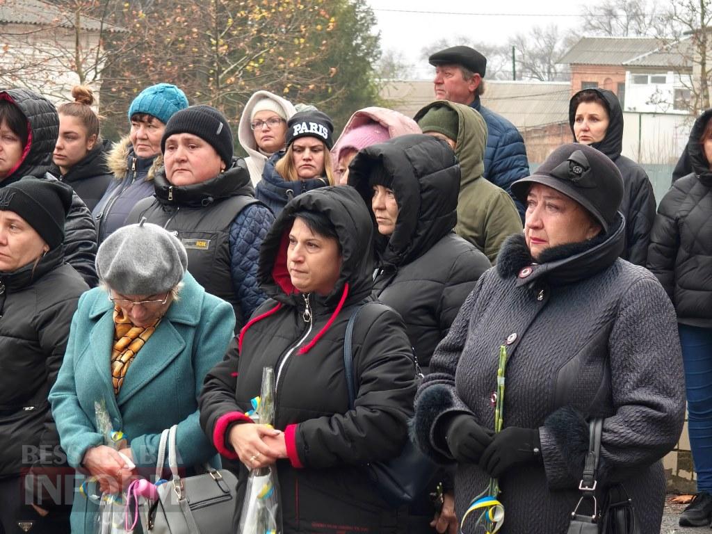 Сльози пам’яті та гордість громади: у Болграді відкрили стенд зі світлинами полеглих воїнів