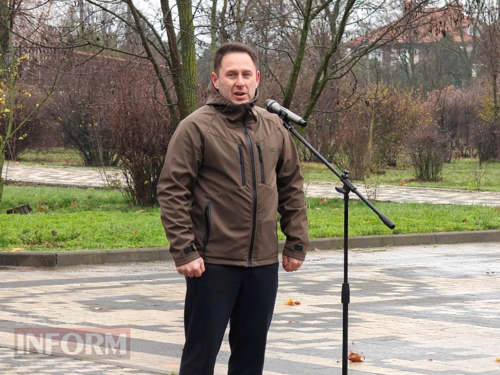 Сльози пам’яті та гордість громади: у Болграді відкрили стенд зі світлинами полеглих воїнів