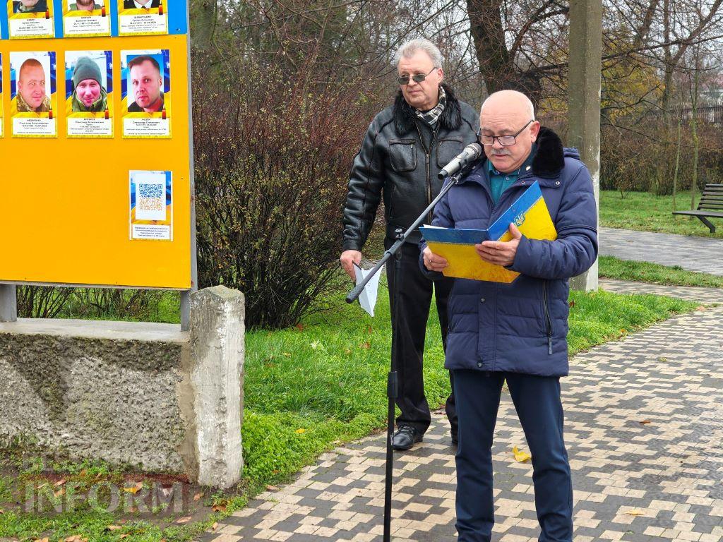 Сльози пам’яті та гордість громади: у Болграді відкрили стенд зі світлинами полеглих воїнів