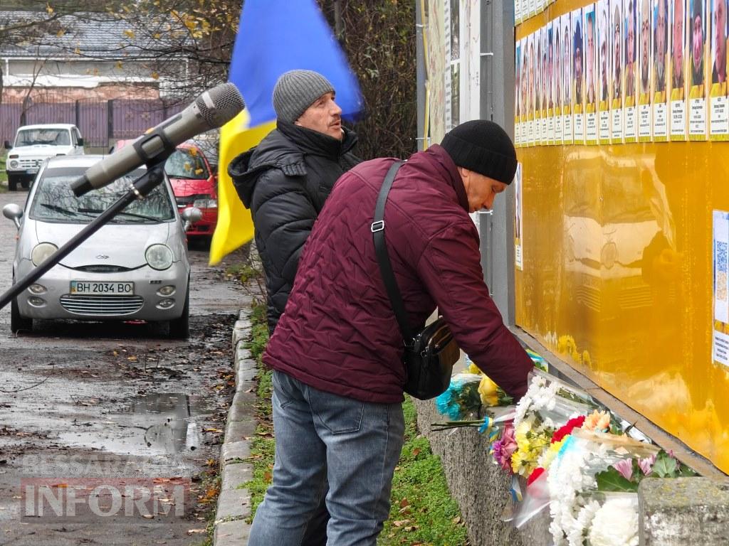 Сльози пам’яті та гордість громади: у Болграді відкрили стенд зі світлинами полеглих воїнів