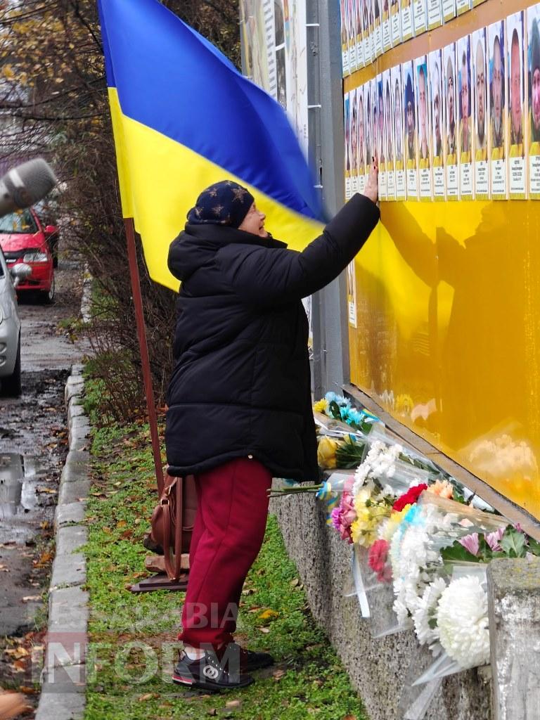 Сльози пам’яті та гордість громади: у Болграді відкрили стенд зі світлинами полеглих воїнів