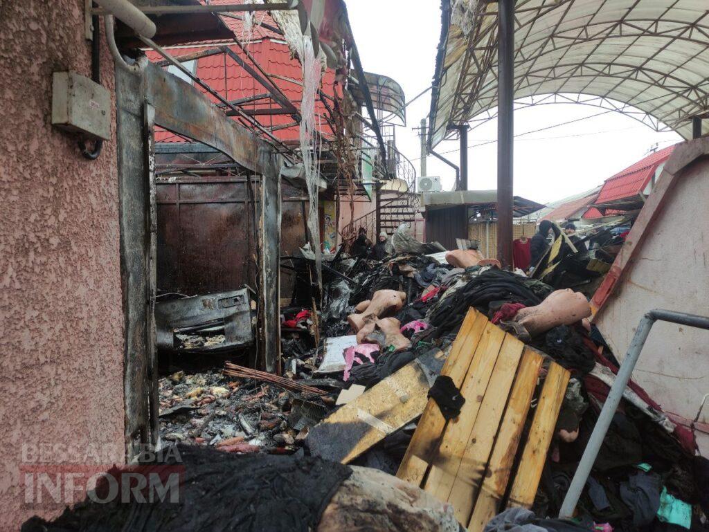 "І шахедів не треба": у нічній пожежі згоріли кіоски на ринку Аккермана