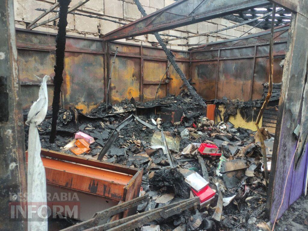 "І шахедів не треба": у нічній пожежі згоріли кіоски на ринку Аккермана