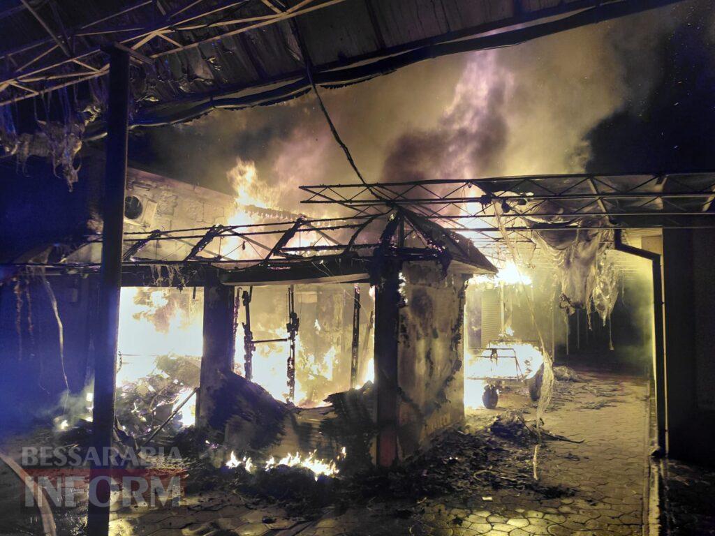 "І шахедів не треба": у нічній пожежі згоріли кіоски на ринку Аккермана