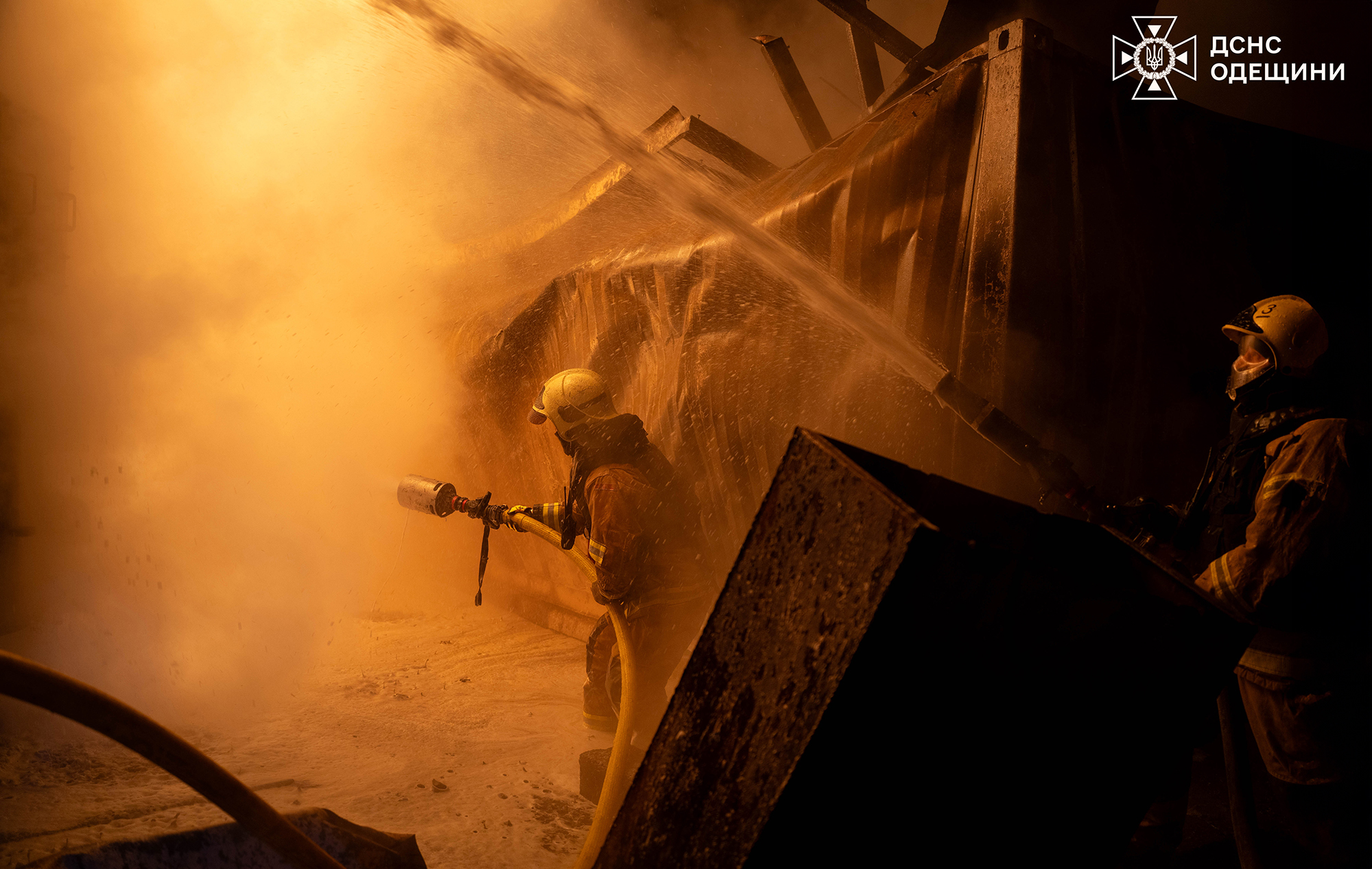 У новорічну ніч ворог знову тероризував Одесу «шахедами»: пошкоджень зазнали багатоповерхівки