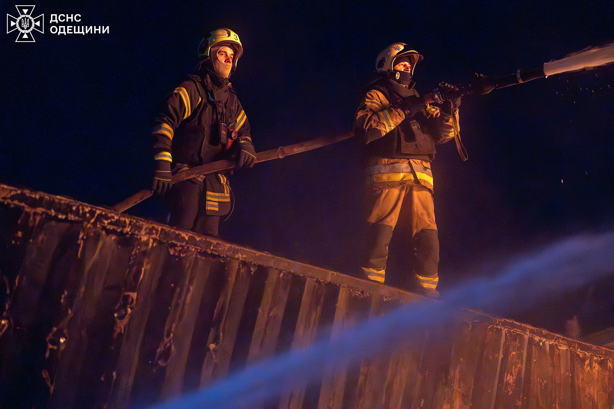 У новорічну ніч ворог знову тероризував Одесу «шахедами»: пошкоджень зазнали багатоповерхівки