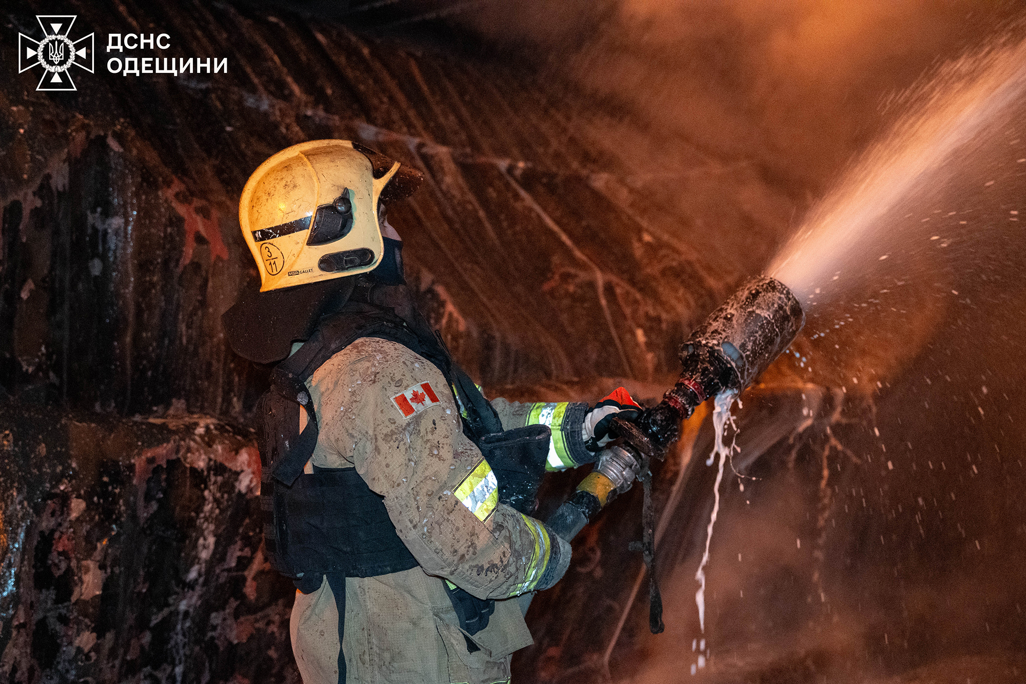 У новорічну ніч ворог знову тероризував Одесу «шахедами»: пошкоджень зазнали багатоповерхівки