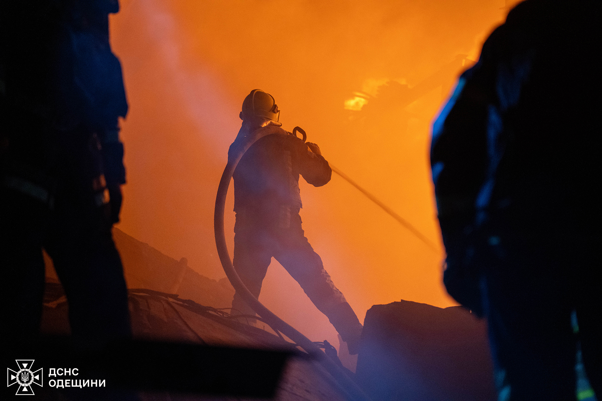 У новорічну ніч ворог знову тероризував Одесу «шахедами»: пошкоджень зазнали багатоповерхівки