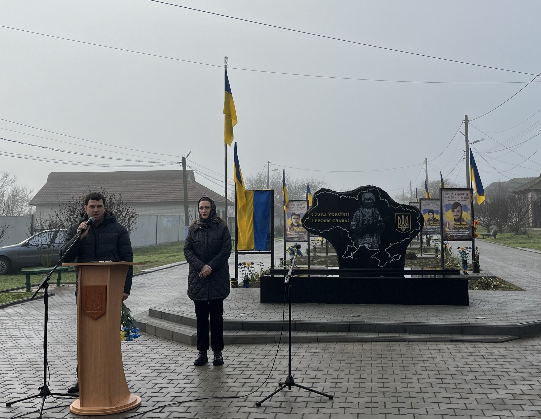 На Алеї Слави селища Катлабуг відбулося урочисте відкриття нових пам'ятних банерів