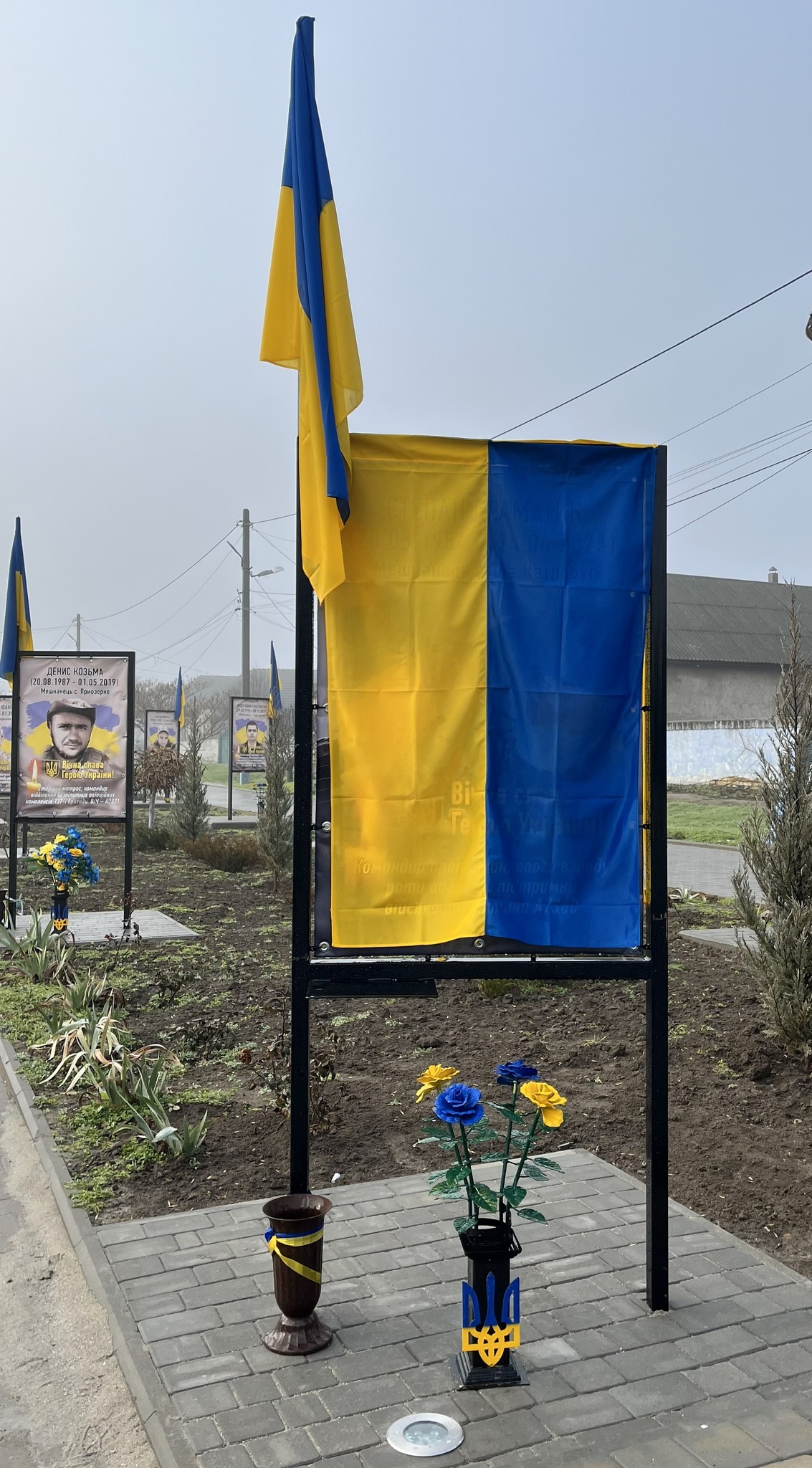 На Алеї Слави селища Катлабуг відбулося урочисте відкриття нових пам'ятних банерів