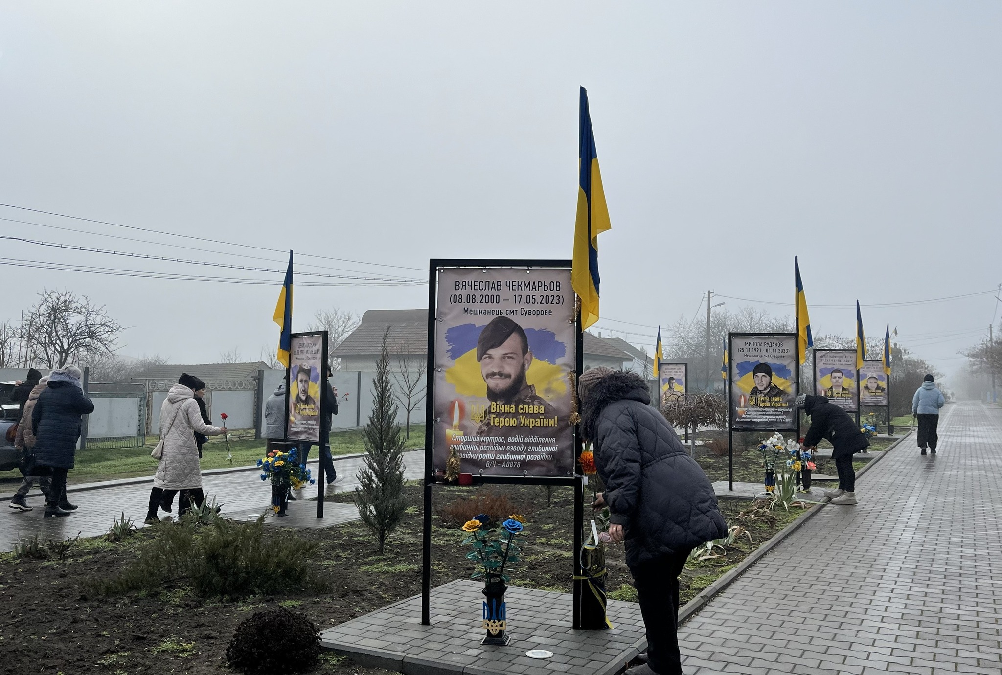 На Алеї Слави селища Катлабуг відбулося урочисте відкриття нових пам'ятних банерів