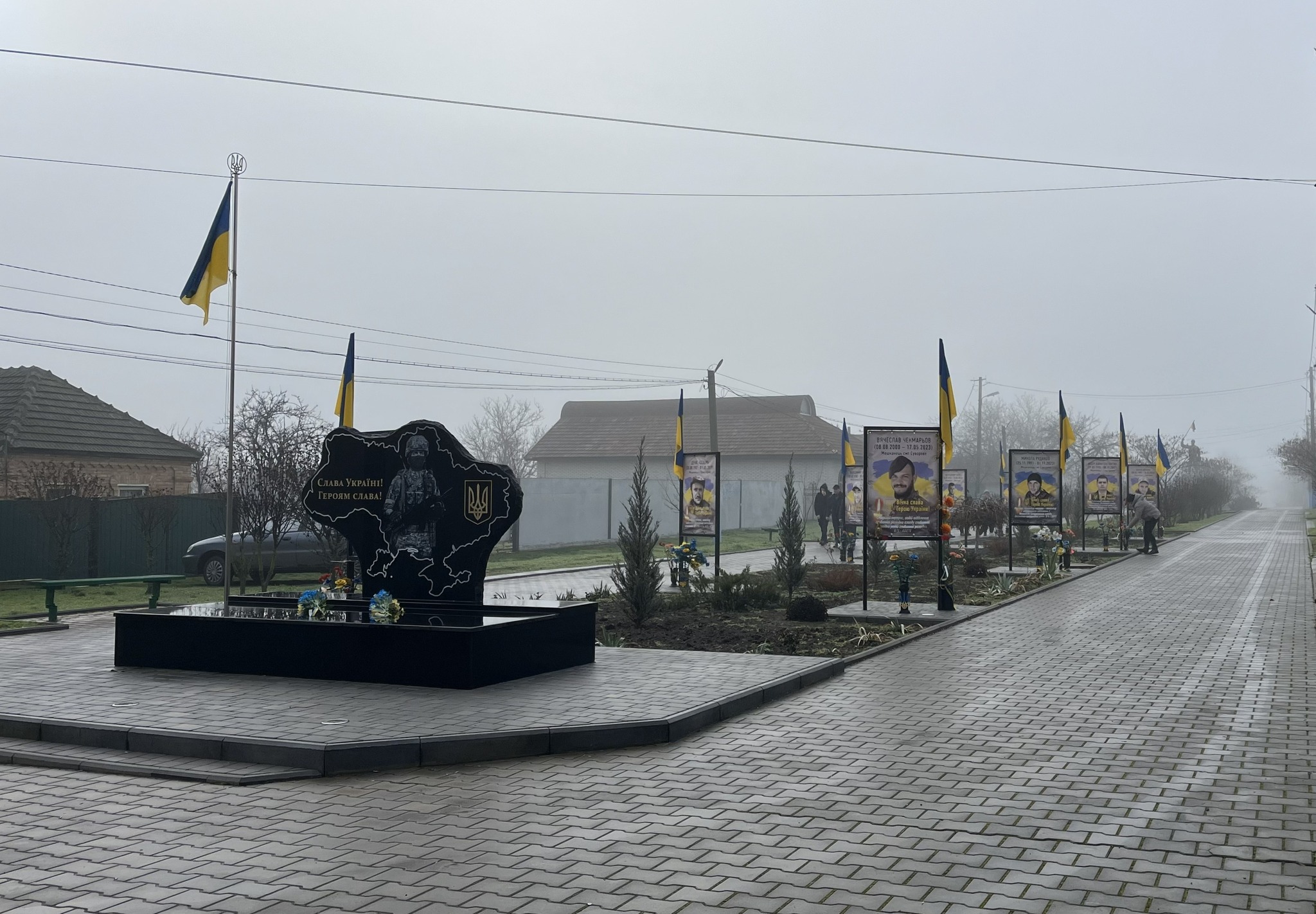 На Алеї Слави селища Катлабуг відбулося урочисте відкриття нових пам'ятних банерів