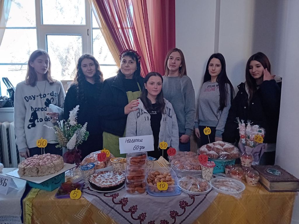 Єдність, смаколики й добрі серця: у Болградській гімназії зібрали майже 74 тисячі гривень для ЗСУ