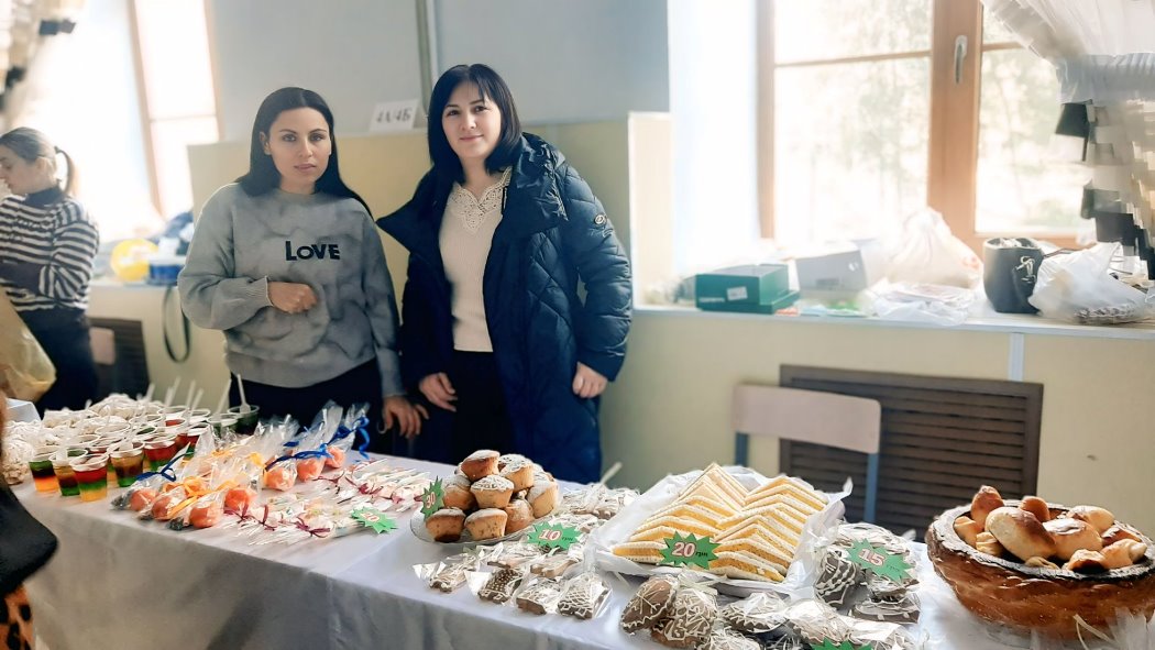 Єдність, смаколики й добрі серця: у Болградській гімназії зібрали майже 74 тисячі гривень для ЗСУ