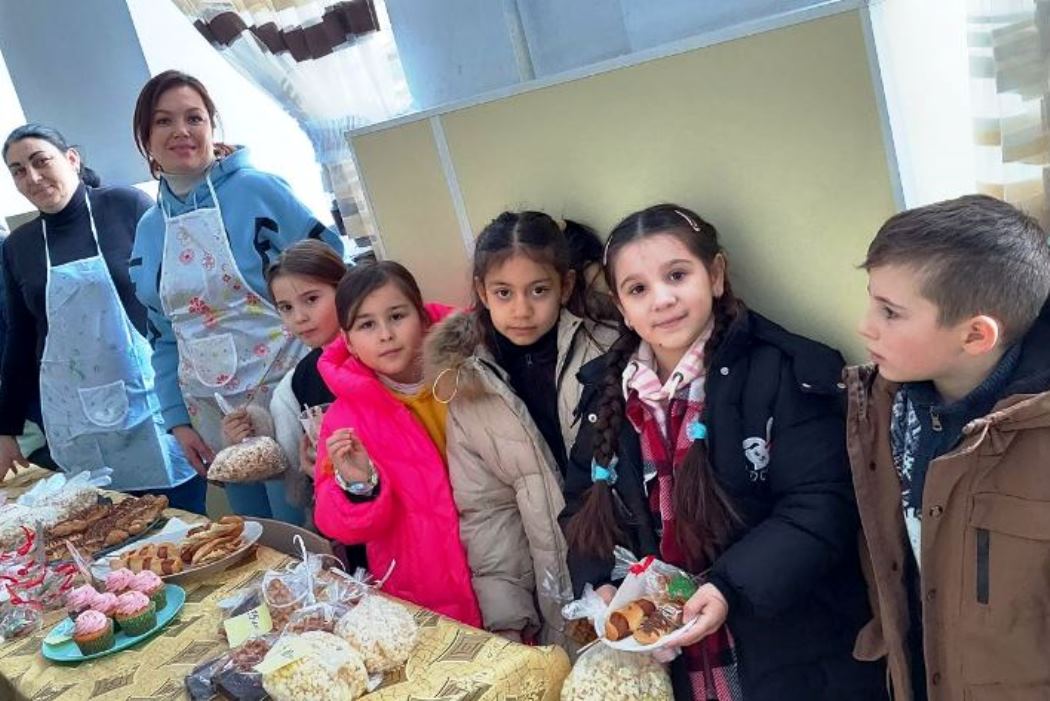 Єдність, смаколики й добрі серця: у Болградській гімназії зібрали майже 74 тисячі гривень для ЗСУ