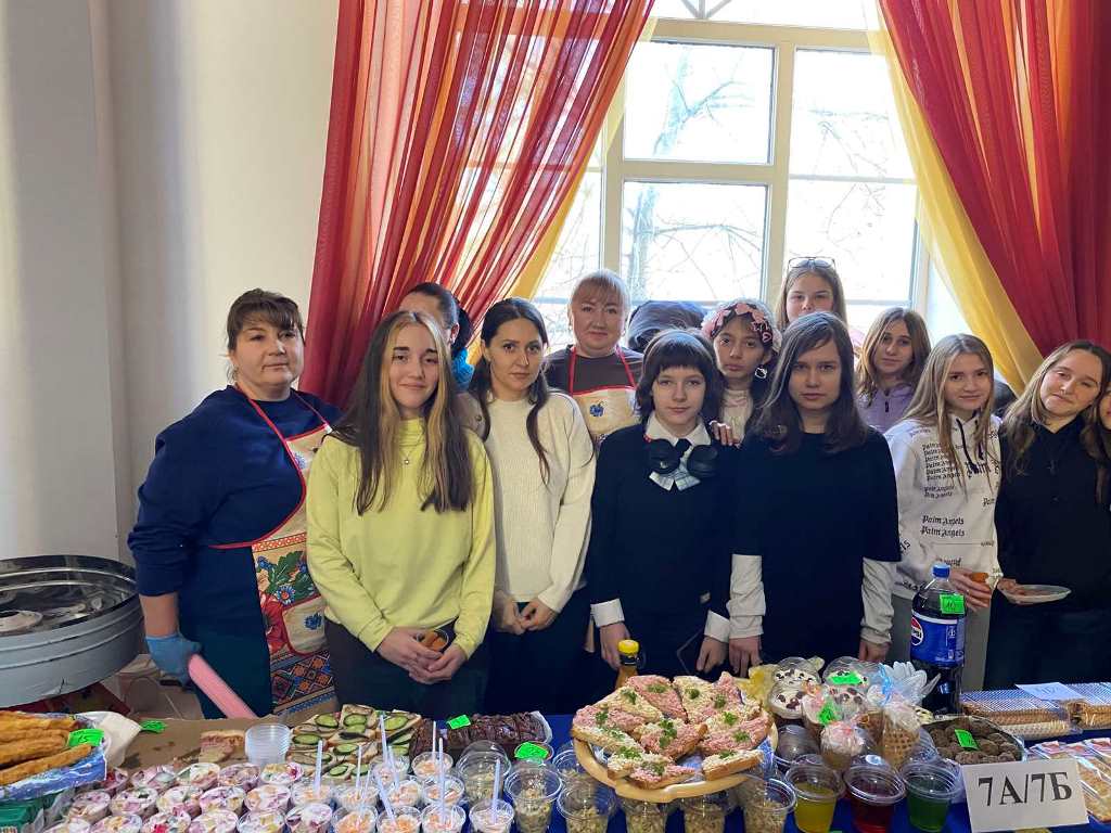 Єдність, смаколики й добрі серця: у Болградській гімназії зібрали майже 74 тисячі гривень для ЗСУ