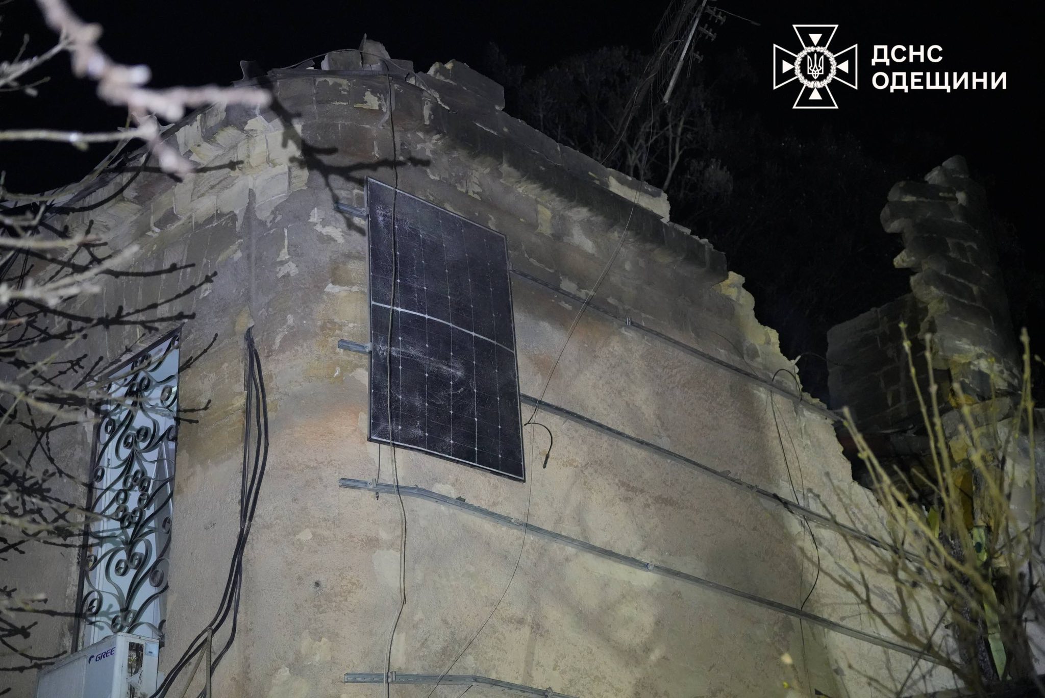 В ніч проти 27 січня ворог знов атакував Одесу: під завалами шукають людей