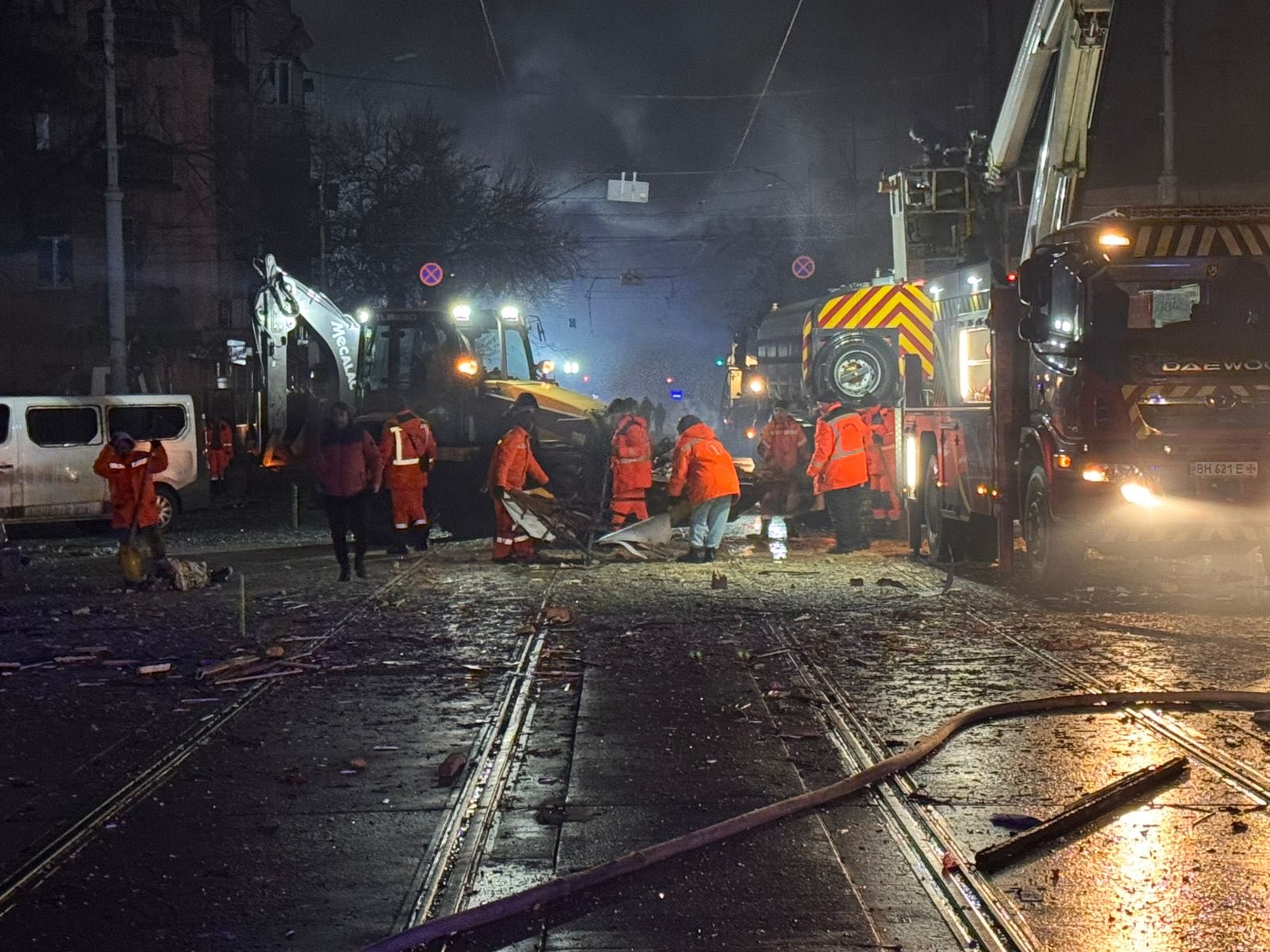 В ніч проти 27 січня ворог знов атакував Одесу: під завалами шукають людей