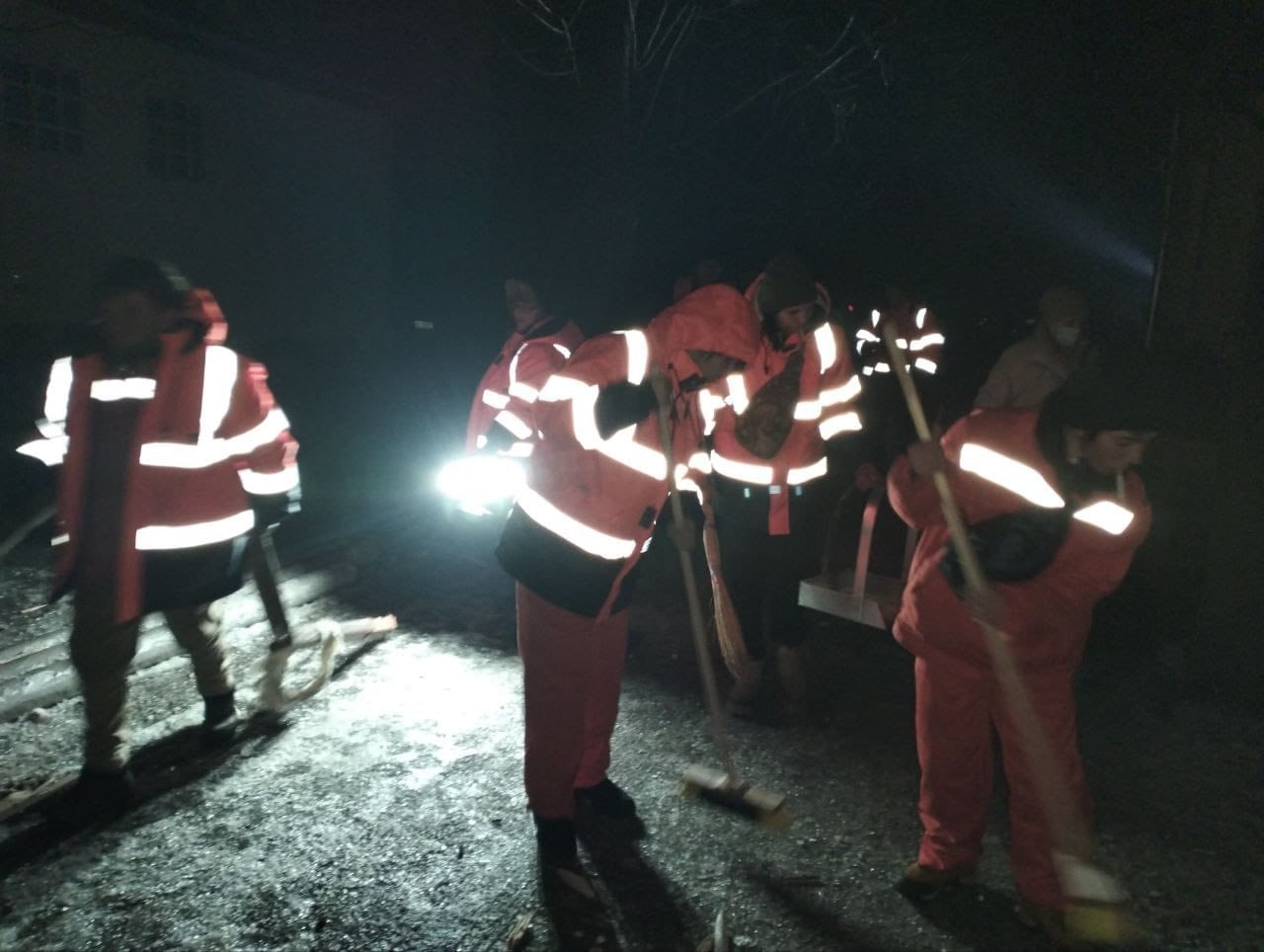 В ніч проти 27 січня ворог знов атакував Одесу: під завалами шукають людей