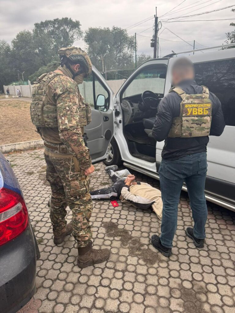 Потягом до прикордоння: мешканець Арцижчини організував схему втечі чоловіків