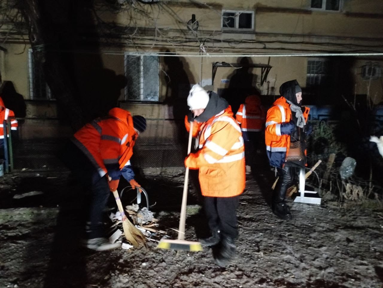 В ніч проти 27 січня ворог знов атакував Одесу: під завалами шукають людей