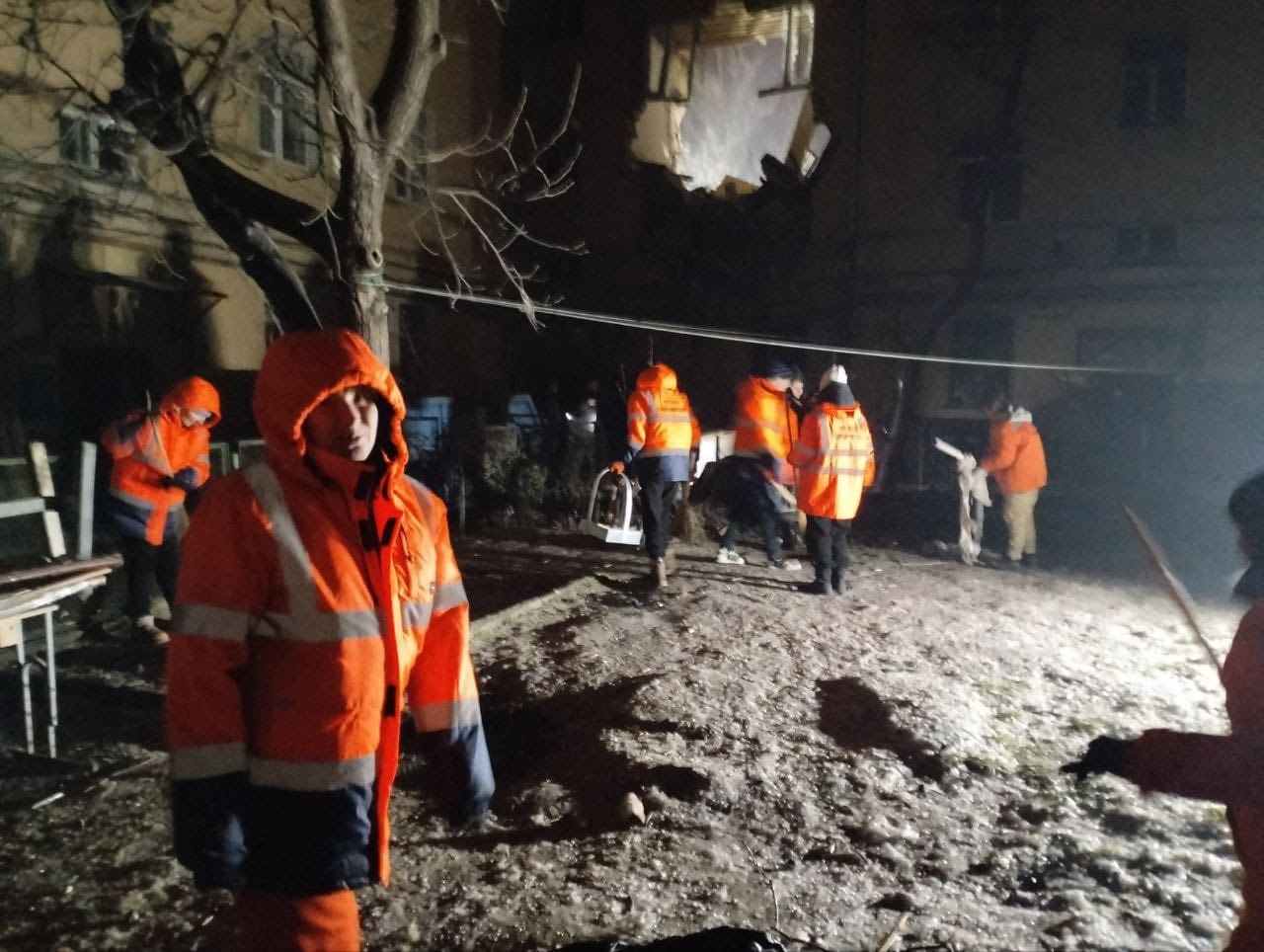 В ніч проти 27 січня ворог знов атакував Одесу: під завалами шукають людей