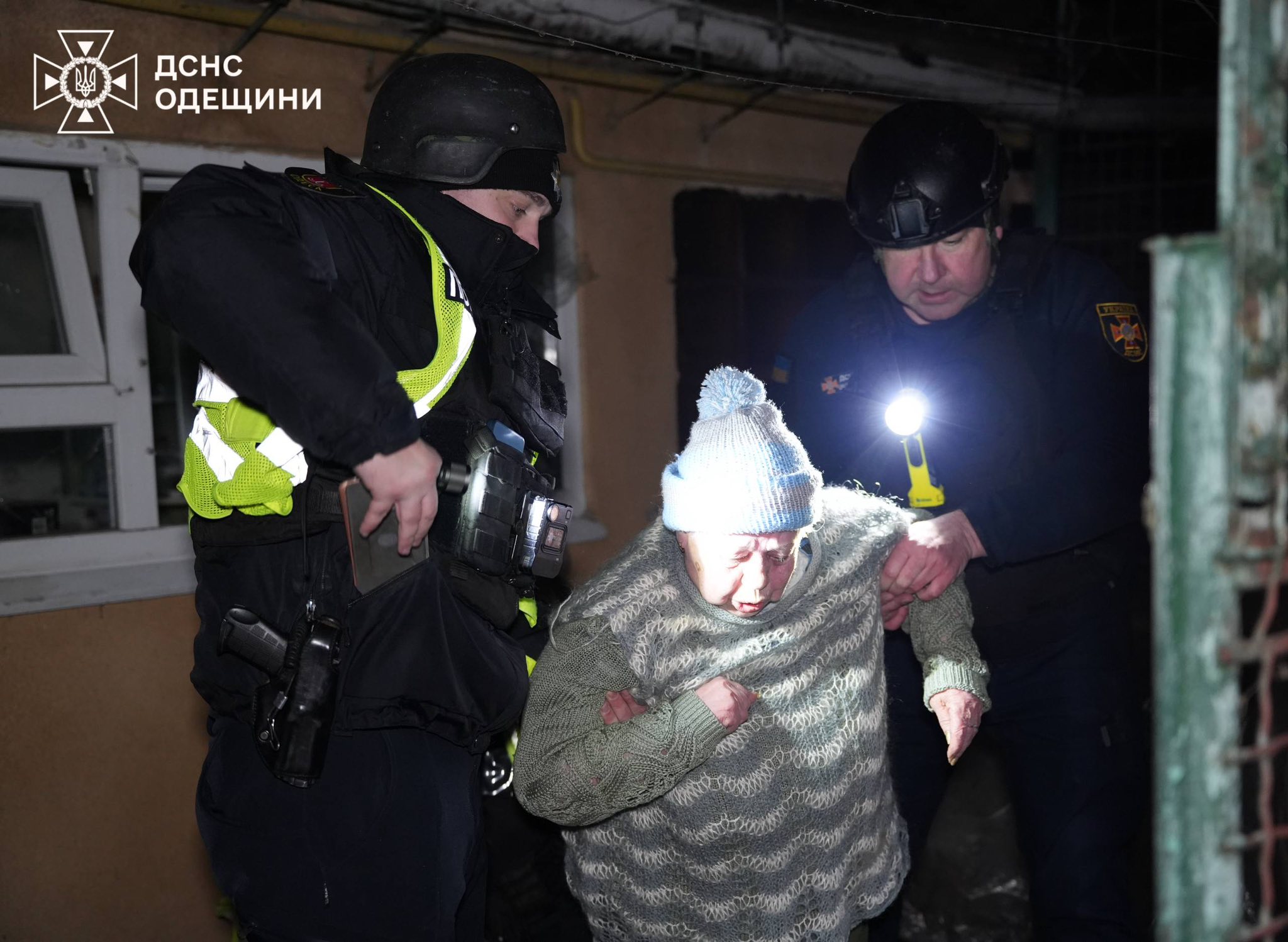 В ніч проти 27 січня ворог знов атакував Одесу: під завалами шукають людей