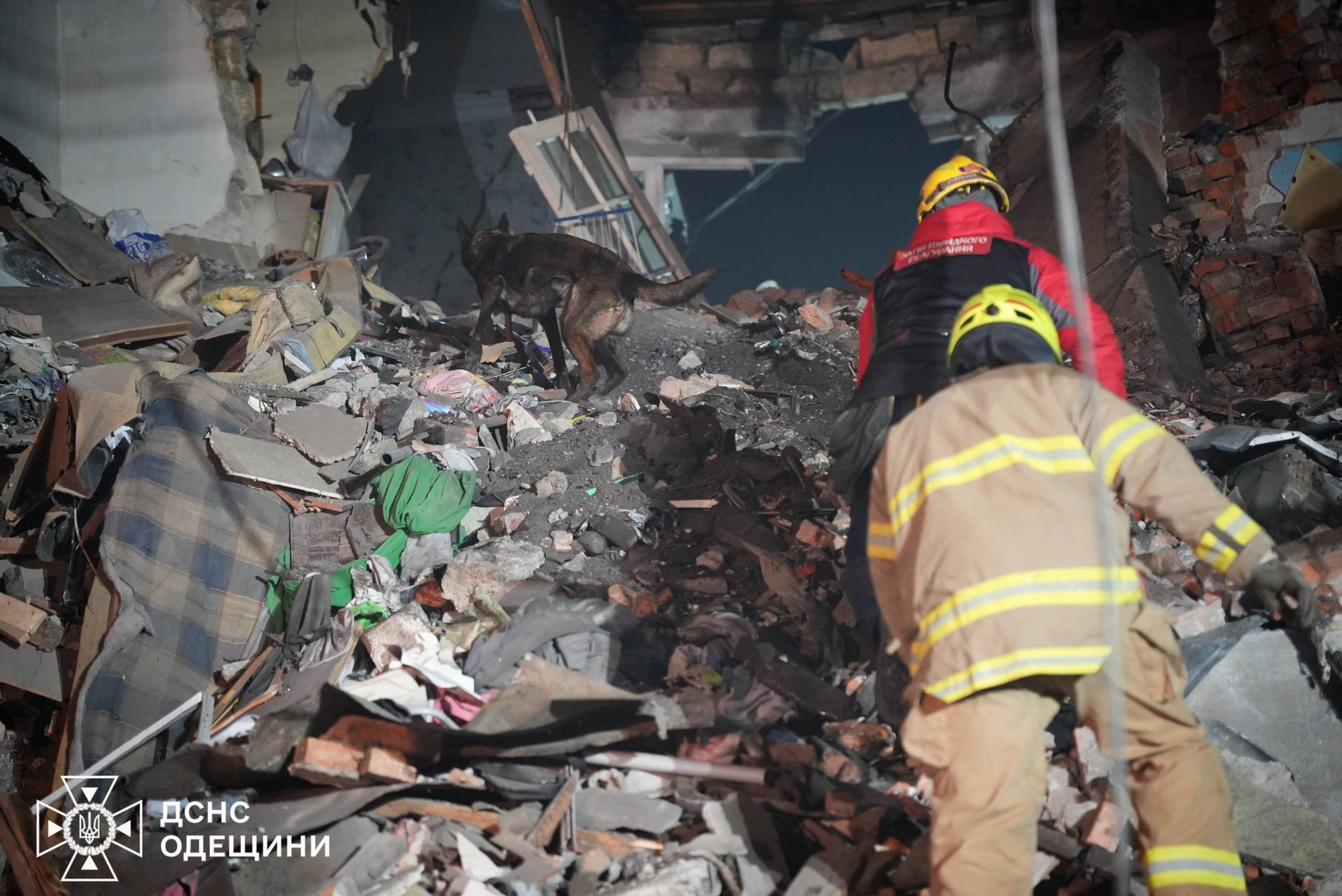 В ніч проти 27 січня ворог знов атакував Одесу: під завалами шукають людей